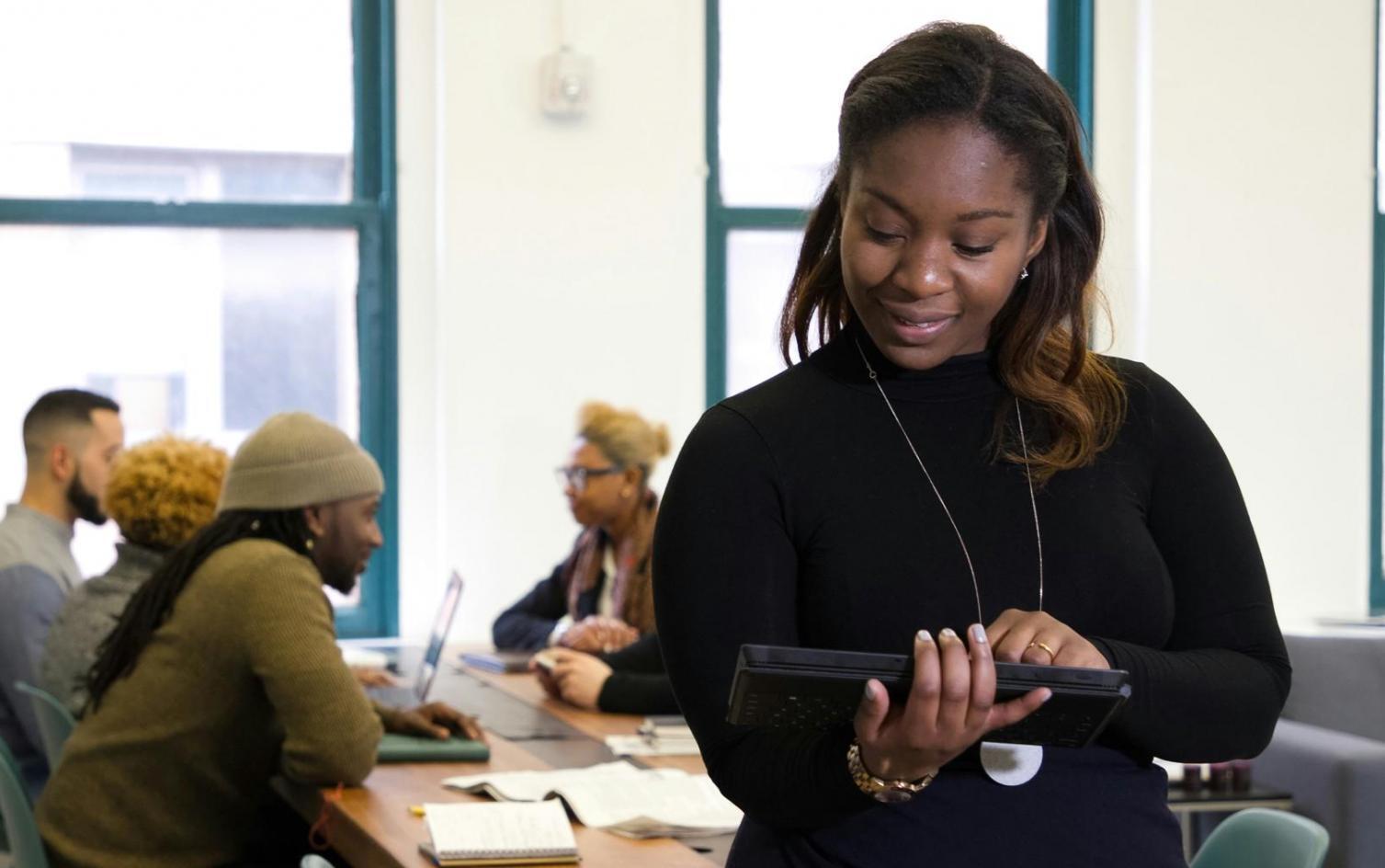 Moderner Arbeitsplatz mit mehreren Monitoren zeigt verschiedene Finanzanalyse-Dashboards