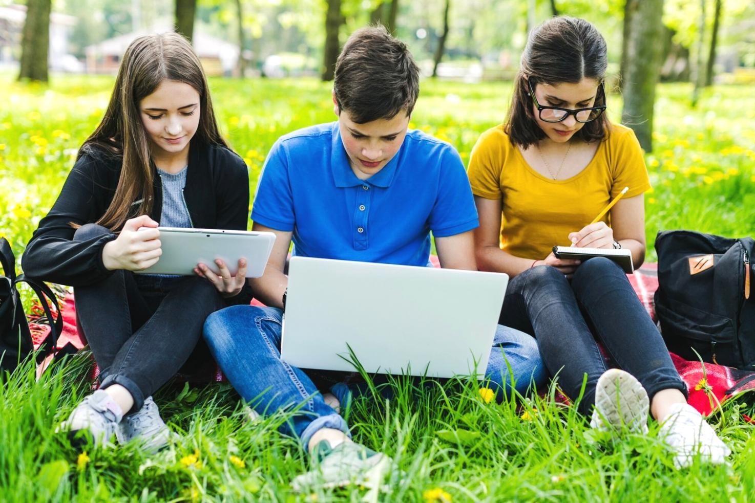 Finanzanalyst arbeitet mit fortschrittlicher Software an komplexen Datenmodellen